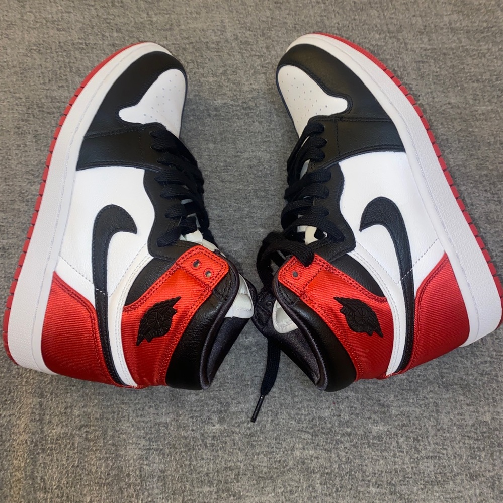 Womens Air Jordan 1 Retro High 'Satin Black Toe'